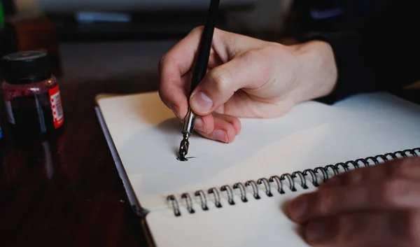 Homem Está Escrever Algo Sobre Mesa Caderno — Fotografia de Stock