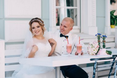 Mutlu gelin ve damat düğün günlerinde