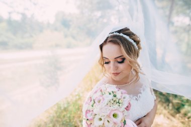 Onu düğün günü içinde büyüleyici gelin