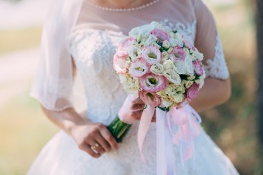 bir ormandaki açık havada güzel gelin