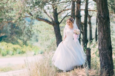 Onu düğün günü içinde büyüleyici gelin