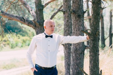 Mutlu gelin geçirdiği zaman parkta onun düğün günü