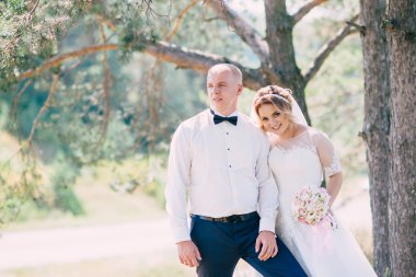 Mutlu gelin ve damat düğün günlerinde