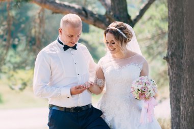 Mutlu gelin ve damat düğün günlerinde