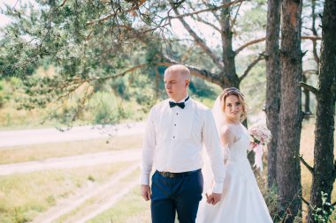 Mutlu gelin ve damat düğün günlerinde