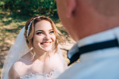 Mutlu gelin ve damat düğün günlerinde