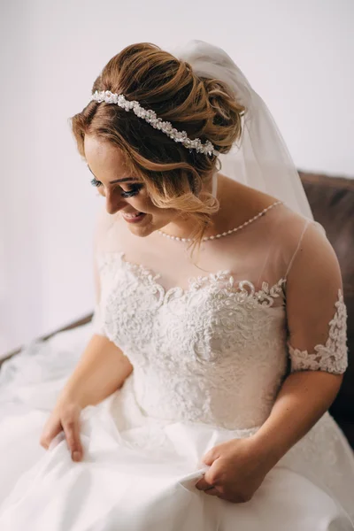 Charmante Braut an ihrem Hochzeitstag — Stockfoto