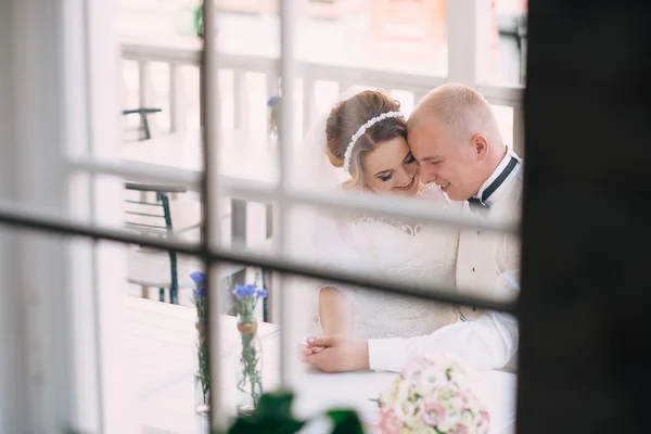 Noiva feliz e noivo em seu dia do casamento — Fotografia de Stock