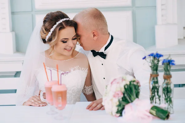 Noiva feliz e noivo em seu dia do casamento — Fotografia de Stock