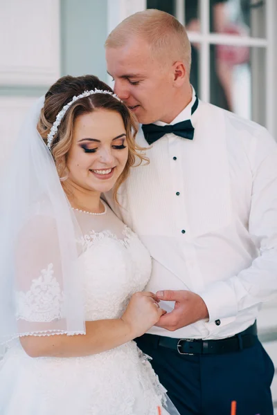 Noiva feliz e noivo em seu dia do casamento — Fotografia de Stock