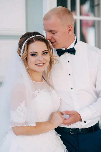 Feliz novia y novio en el día de su boda — Foto de Stock