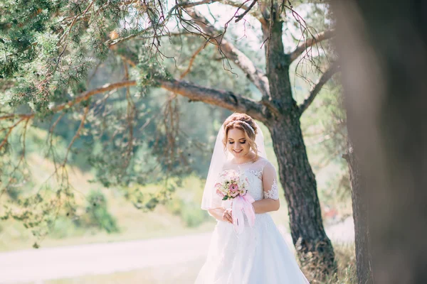 Charming bride in her wedding day — Stock Photo, Image