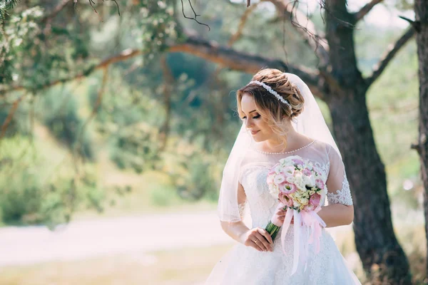 Charmante Braut an ihrem Hochzeitstag — Stockfoto