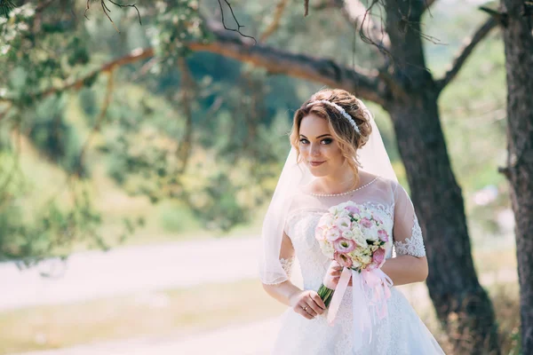 彼女の結婚式の日に魅力的な花嫁 — ストック写真