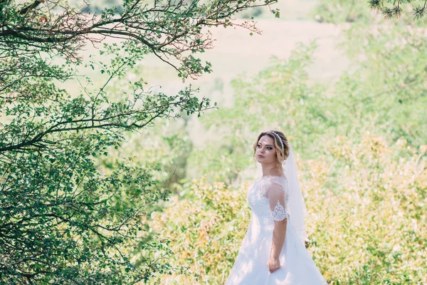 Charming bride in her wedding day — Stock Photo, Image