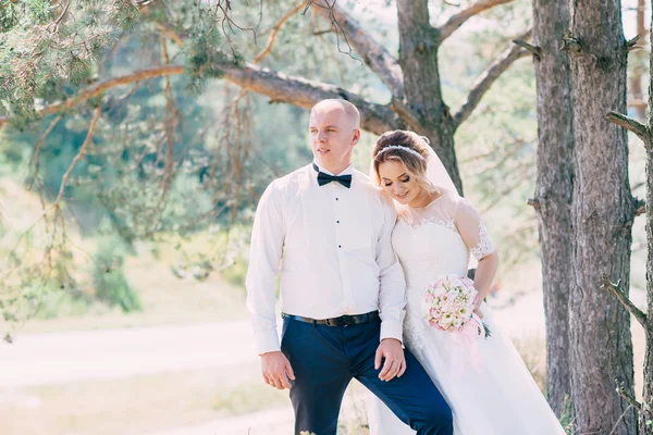 Feliz novia y novio en el día de su boda — Foto de Stock