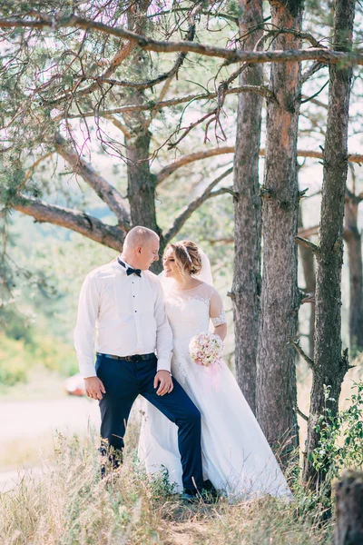 Noiva feliz e noivo em seu dia do casamento — Fotografia de Stock