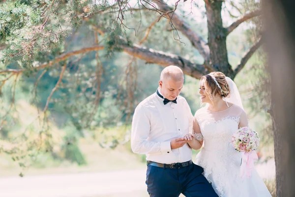 Mutlu gelin ve damat düğün günlerinde