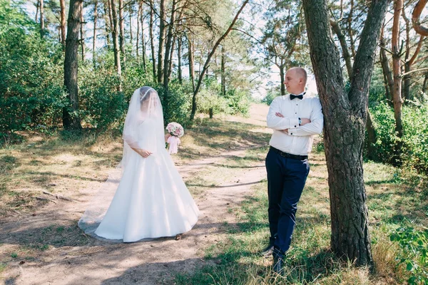 Mutlu gelin ve damat düğün günlerinde