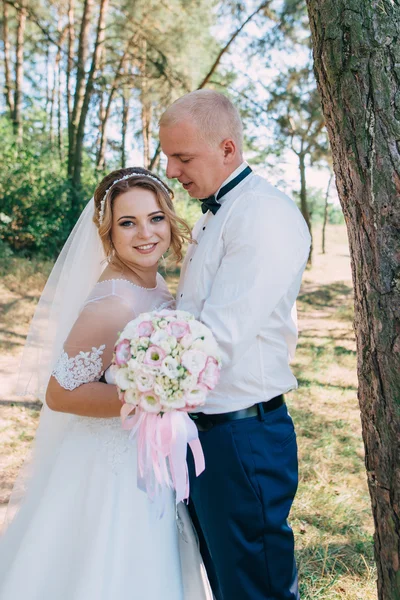 Mutlu gelin ve damat düğün günlerinde