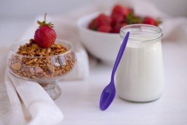 Rustik mutfak masasında, sağlıklı breakfa kavanoza ev yapımı granola