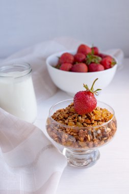 Rustik mutfak masasında, sağlıklı breakfa kavanoza ev yapımı granola