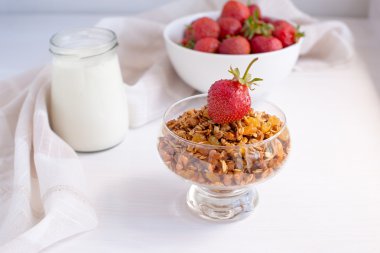 Rustik mutfak masasında, sağlıklı breakfa kavanoza ev yapımı granola
