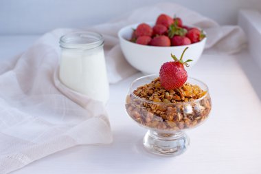 Rustik mutfak masasında, sağlıklı breakfa kavanoza ev yapımı granola