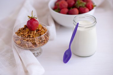 Rustik mutfak masasında, sağlıklı breakfa kavanoza ev yapımı granola