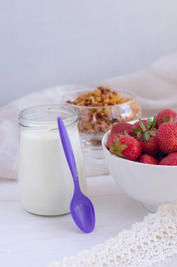 Rustik mutfak masasında, sağlıklı breakfa kavanoza ev yapımı granola