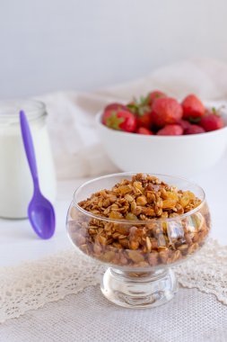 Rustik mutfak masasında, sağlıklı breakfa kavanoza ev yapımı granola