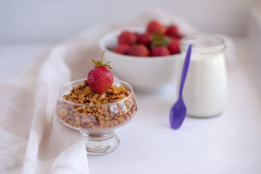 Rustik mutfak masasında, sağlıklı breakfa kavanoza ev yapımı granola