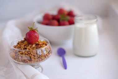 Rustik mutfak masasında, sağlıklı breakfa kavanoza ev yapımı granola