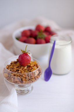 Rustik mutfak masasında, sağlıklı breakfa kavanoza ev yapımı granola