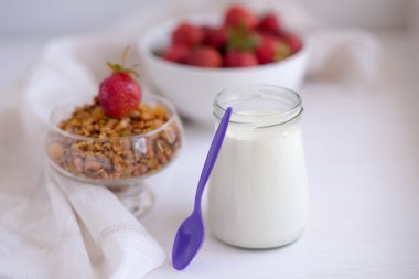 Rustik mutfak masasında, sağlıklı breakfa kavanoza ev yapımı granola