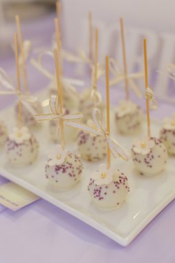 Lezzetli kek ile tepsi. Pasta, cupcak ile zarif tatlı tablo