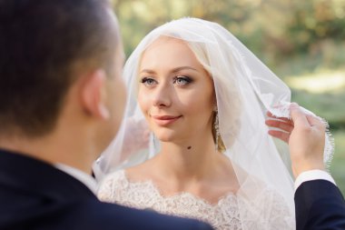 Mutlu gelin ve damat düğün günlerinde