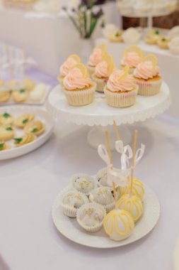 Lezzetli kek ile tepsi. Pasta, cupcak ile zarif tatlı tablo