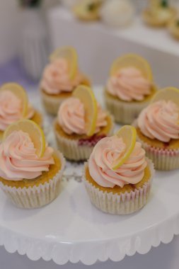 Lezzetli kek ile tepsi. Pasta, cupcak ile zarif tatlı tablo