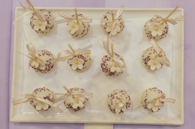 Lezzetli kek ile tepsi. Pasta, cupcak ile zarif tatlı tablo