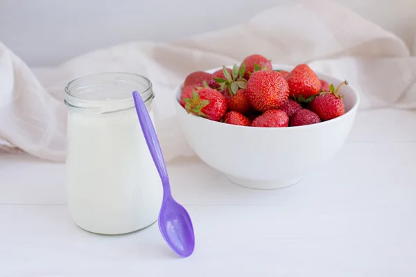 Healthy foods. Homemade yogurt with fruit and berries — Stock Photo, Image