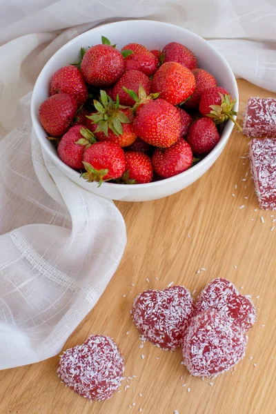 Hausgemachte saftige Erdbeeren in einer Schüssel auf einem Holztisch, und — Stockfoto