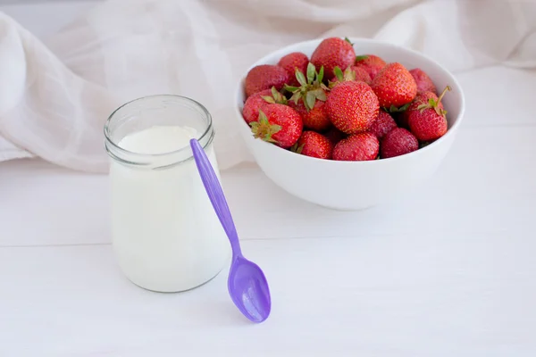 Zdravé potraviny. Domácí jogurt s ovocem a bobulemi — Stock fotografie