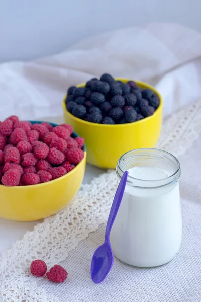 Zdravé potraviny. Domácí jogurt s ovocem a bobulemi — Stock fotografie