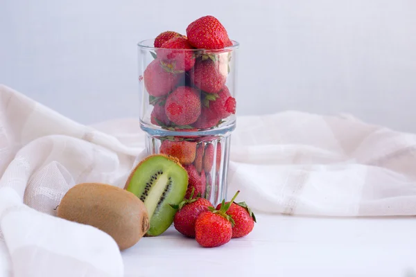 Hausgemachte saftige Erdbeeren in ein Glas gegossen — Stockfoto