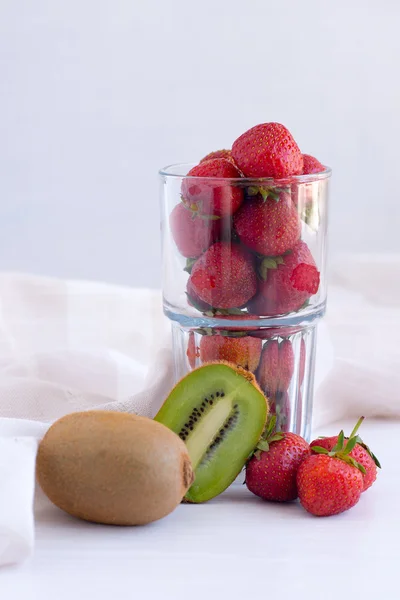 Hausgemachte saftige Erdbeeren in ein Glas gegossen — Stockfoto