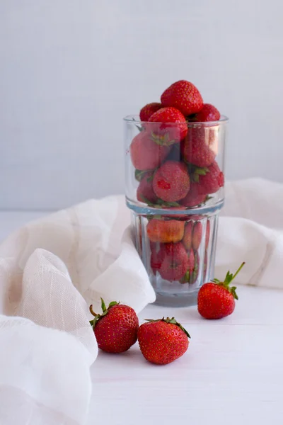 Home juicy strawberries poured into a glass — Stock Photo, Image