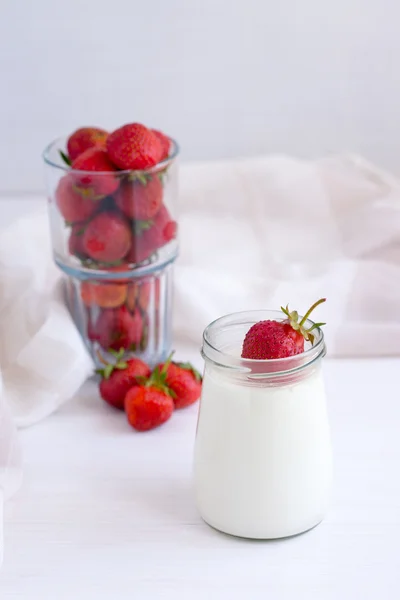 Alimentos saudáveis. Iogurte caseiro com frutas e bagas — Fotografia de Stock