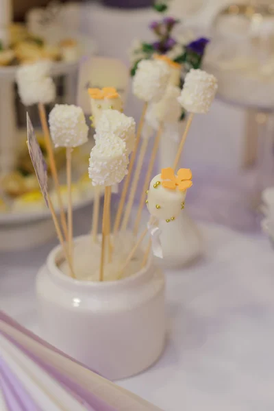 Tray with delicious cakes. Elegant sweet table with cake, cupcak — ストック写真