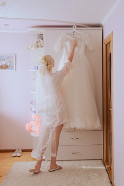 Güzel mutlu gelin düğün br parlak makyaj saç modeli ile